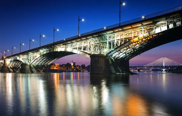 Twee bruggen verlicht in Warschau. — Stockfoto