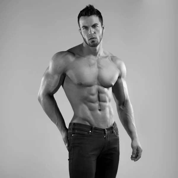 Homme musclé en studio — Photo