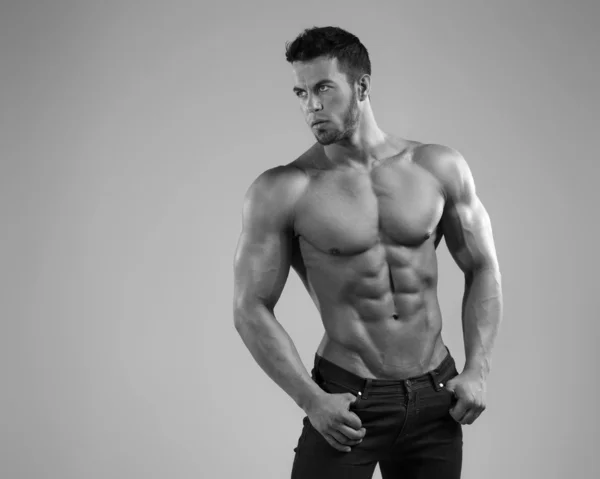 Muskulöser Mann im Studio — Stockfoto