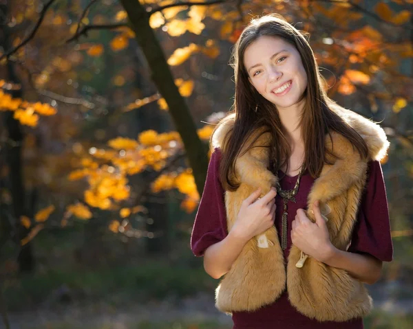 Beautiful smiling autumn girl — Stock Photo, Image