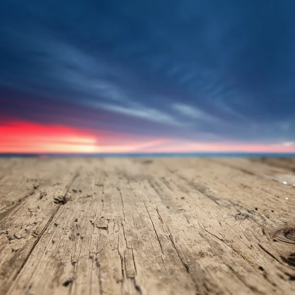 Houten planken op het strand — Stockfoto