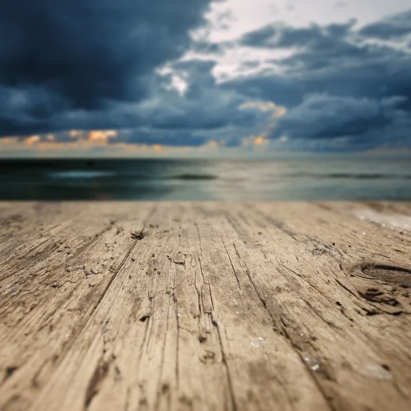 Tábuas de madeira na praia — Fotografia de Stock