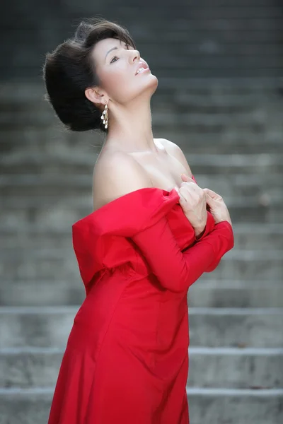 Vacker fashionabla kvinna i röd klänning — Stockfoto