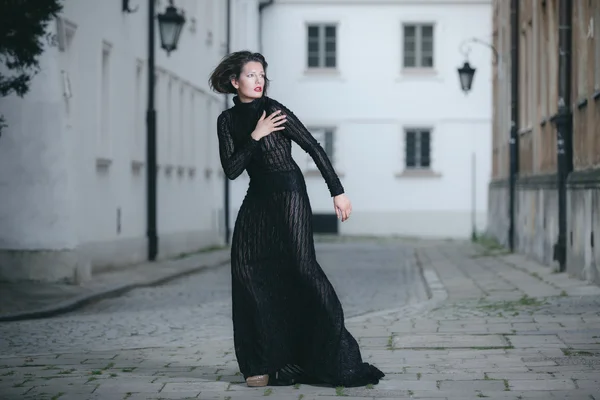 Femme à la mode posant dans la ville — Photo