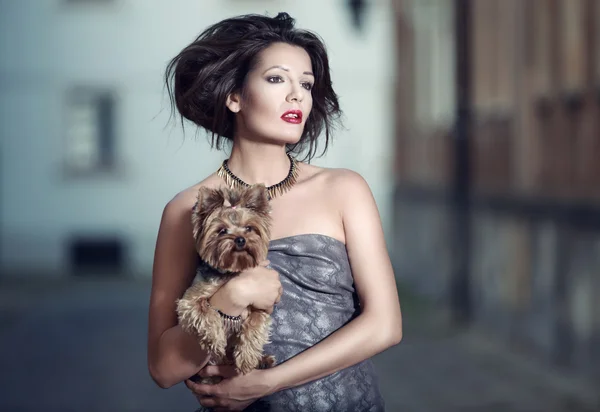一个女人与狗品种约克夏的肖像 — 图库照片