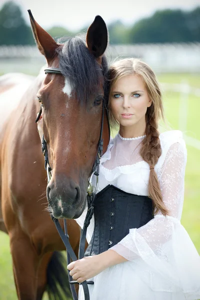 美しい女性は馬を抱きしめる — ストック写真