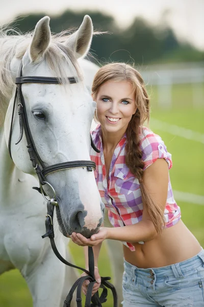 Hermosa mujer sonriente con caballo gris —  Fotos de Stock