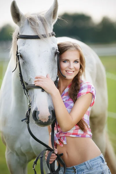 Hermosa mujer sonriente con caballo gris —  Fotos de Stock