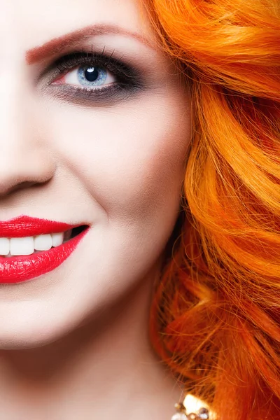 赤い髪と美しい官能的な女の子 — ストック写真