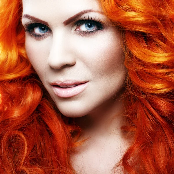 Красивая чувственная девушка с рыжими волосами — стоковое фото