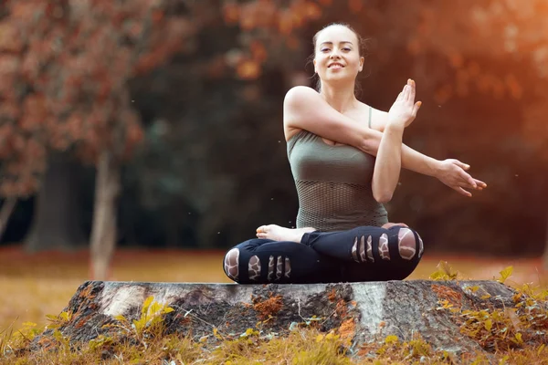 Schöne Turnerin im Herbstpark — Stockfoto