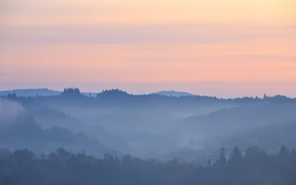 Şafakta Sisteki Bieszczady Dağlar — Stok fotoğraf