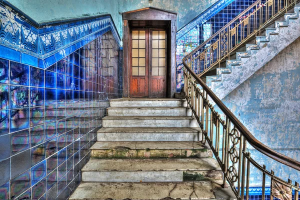 오래 된 세련 된 공장 계단. — 스톡 사진