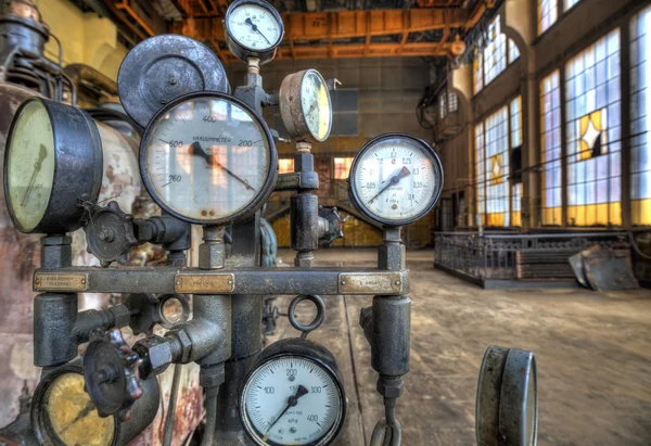 Indikatoren für die Messung in einer alten Fabrik. — Stockfoto