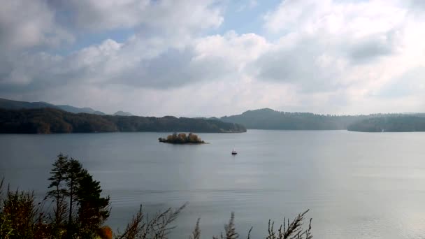Lac Solina dans les monts Bieszczady et voiliers 