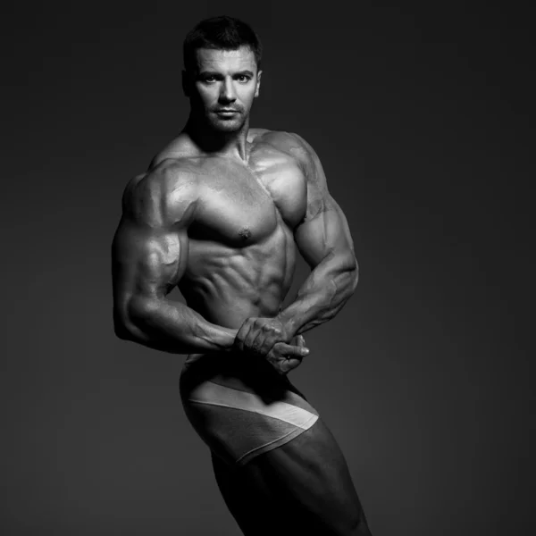 Bodybuilder poserar — Stockfoto