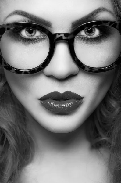 Portrait of a beautiful woman in glasses — Stock Photo, Image