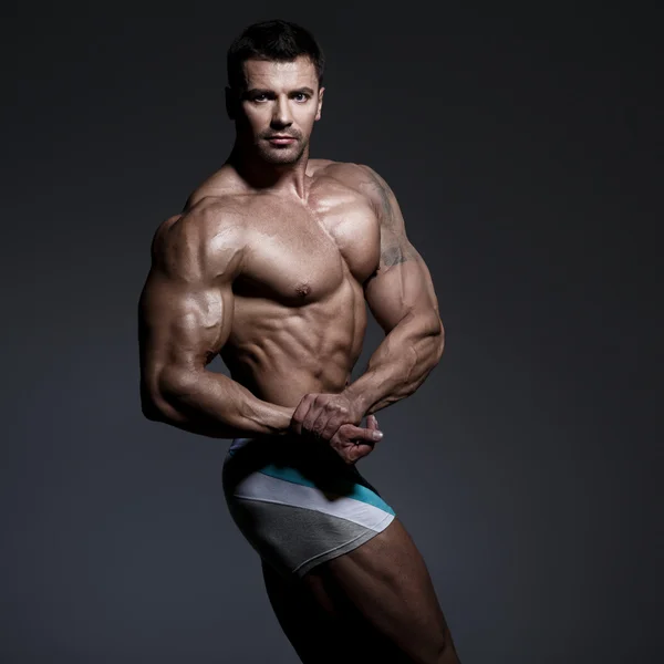 Bodybuilder posant en studio — Photo