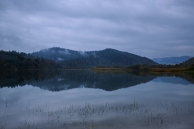 Bieszczady Dağlar ve göl Solina