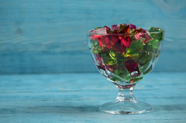 Ahşap kurullarında renkli jöle kase