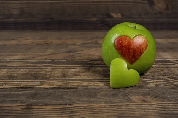 苹果在木板上的一颗心的形状 — 图库照片
