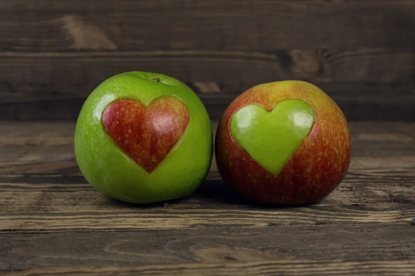 Pommes en forme de coeur sur des planches en bois — Photo