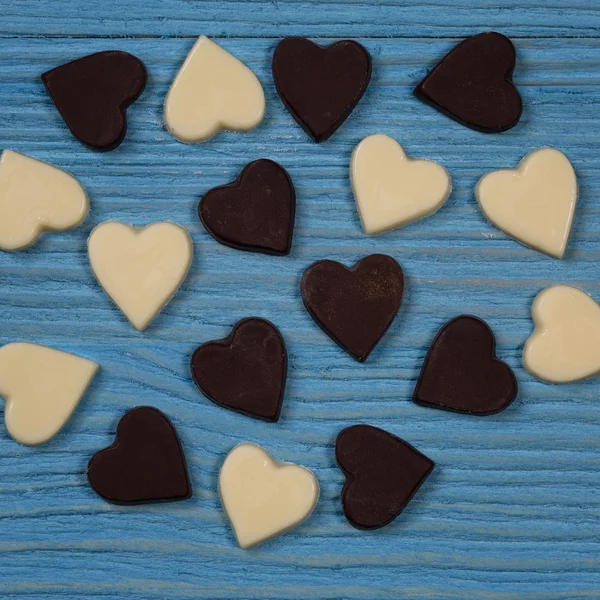 Шоколадные сердца на деревянном фоне — стоковое фото