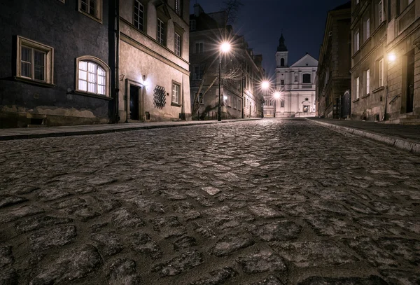 La rue de la vieille ville de Varsovie la nuit — Photo