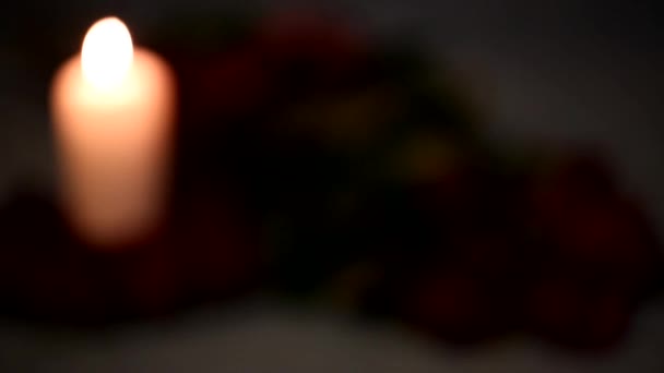 Czerwone róże Walentynki i świece. Zmiennej ostrości — Wideo stockowe