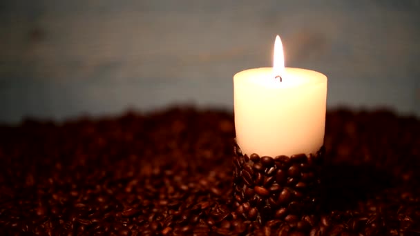 Bruciamento di una candela, chicchi di caffè — Video Stock