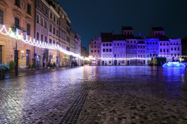 Festively Varşova eski kasaba meydanında süslenmiş