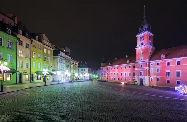 Wyróżnione w Zamku Królewskim w Warszawie i placu zamkowym w nocy — Zdjęcie stockowe