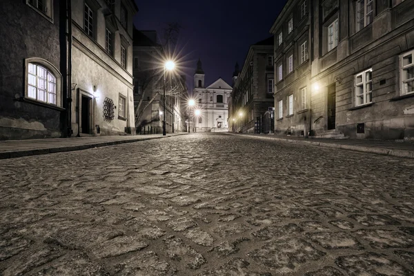 De straat van de oude stad van Warschau bij nacht — Stockfoto