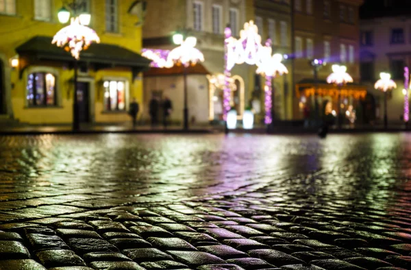 Pavimento bagnato e festosamente decorato nel centro storico di Varsavia di notte — Foto Stock
