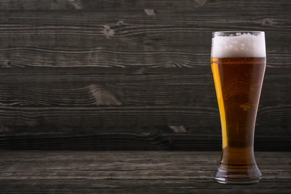 Bardak bira ahşap bir tezgah üzerinde — Stok fotoğraf