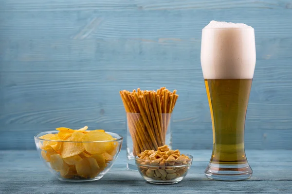 Öl och snacks, chips, bröd pinnar och jordnötter — Stockfoto