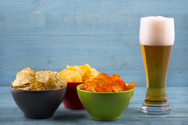 Beer and various types of chips — Stock Photo, Image