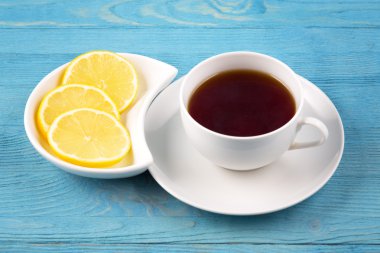 Bir fincan çay ve limon dilimleri