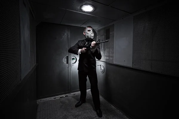 Homme avec le fusil et le masque à gaz dans un vieil ascenseur — Photo