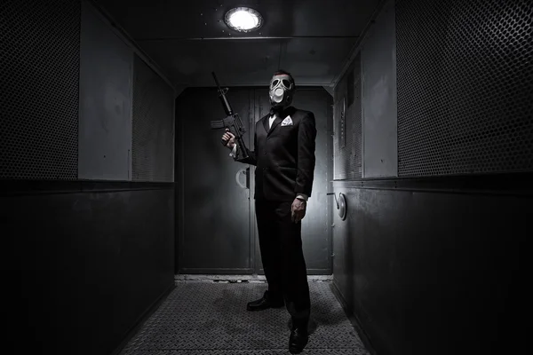 Homem com a espingarda e máscara de gás em um elevador velho — Fotografia de Stock