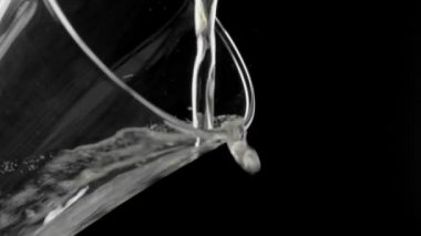 Yavaş çekimde bir bardak içine dökme bira