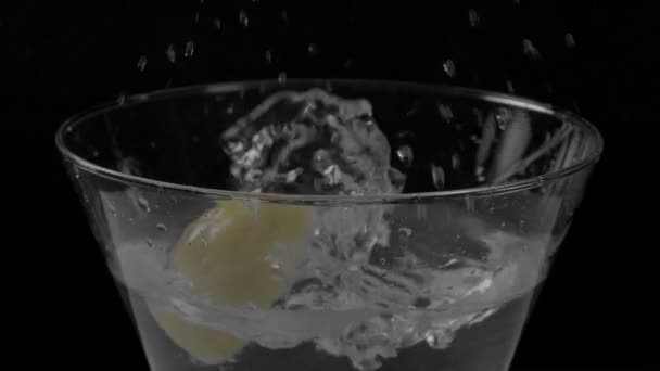 Lemon is thrown into the water in slow motion — Stock Video