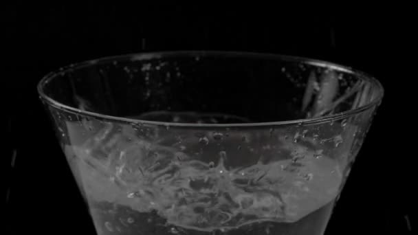 Apple vallen in water in slow motion — Stockvideo