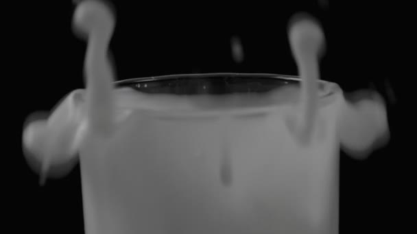 Fraise tombant dans le lait au ralenti 