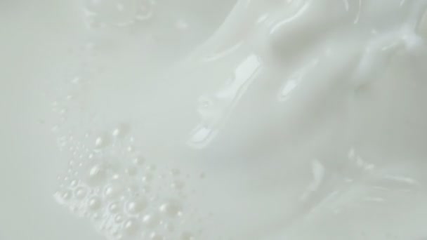 Morango caindo no leite em câmera lenta — Vídeo de Stock