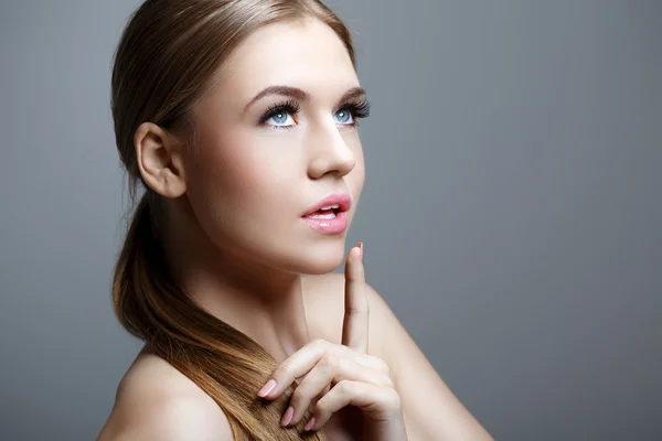 Retrato de cerca de una hermosa mujer — Foto de Stock