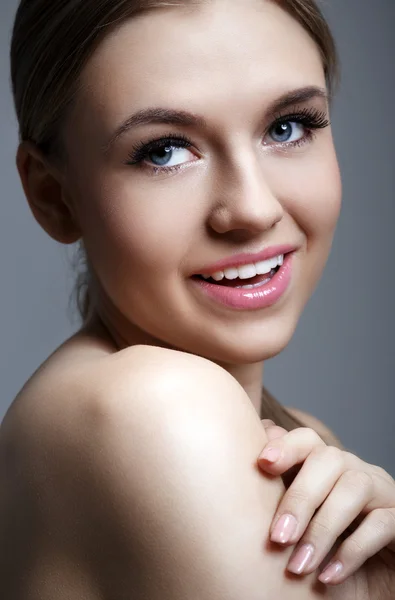 Retrato de la hermosa mujer sonriente — Foto de Stock