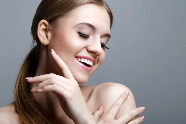 Retrato da bela mulher sorridente — Fotografia de Stock