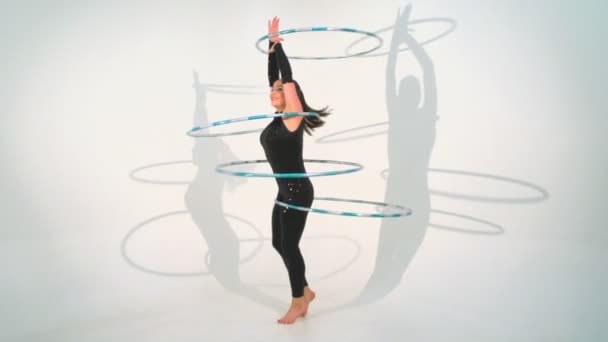 Spinning Akrobat schöne Hula-Hoop-Reifen in Zeitlupe — Stockvideo