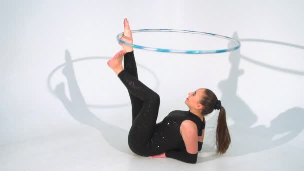 Spinning Akrobat schöne Hula-Hoop-Reifen in Zeitlupe — Stockvideo